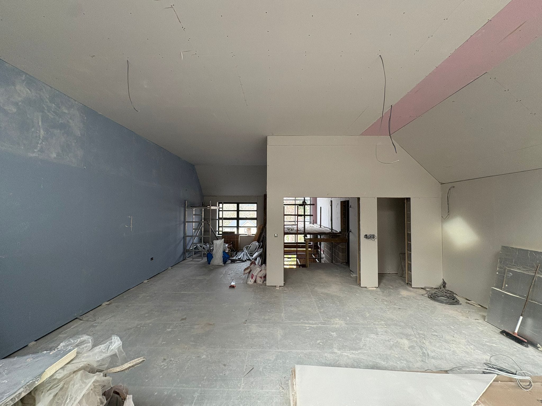 Plastering and skimming on commercial drylining